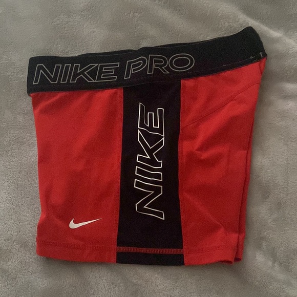 Women’s Nike pros - Picture 2 of 5